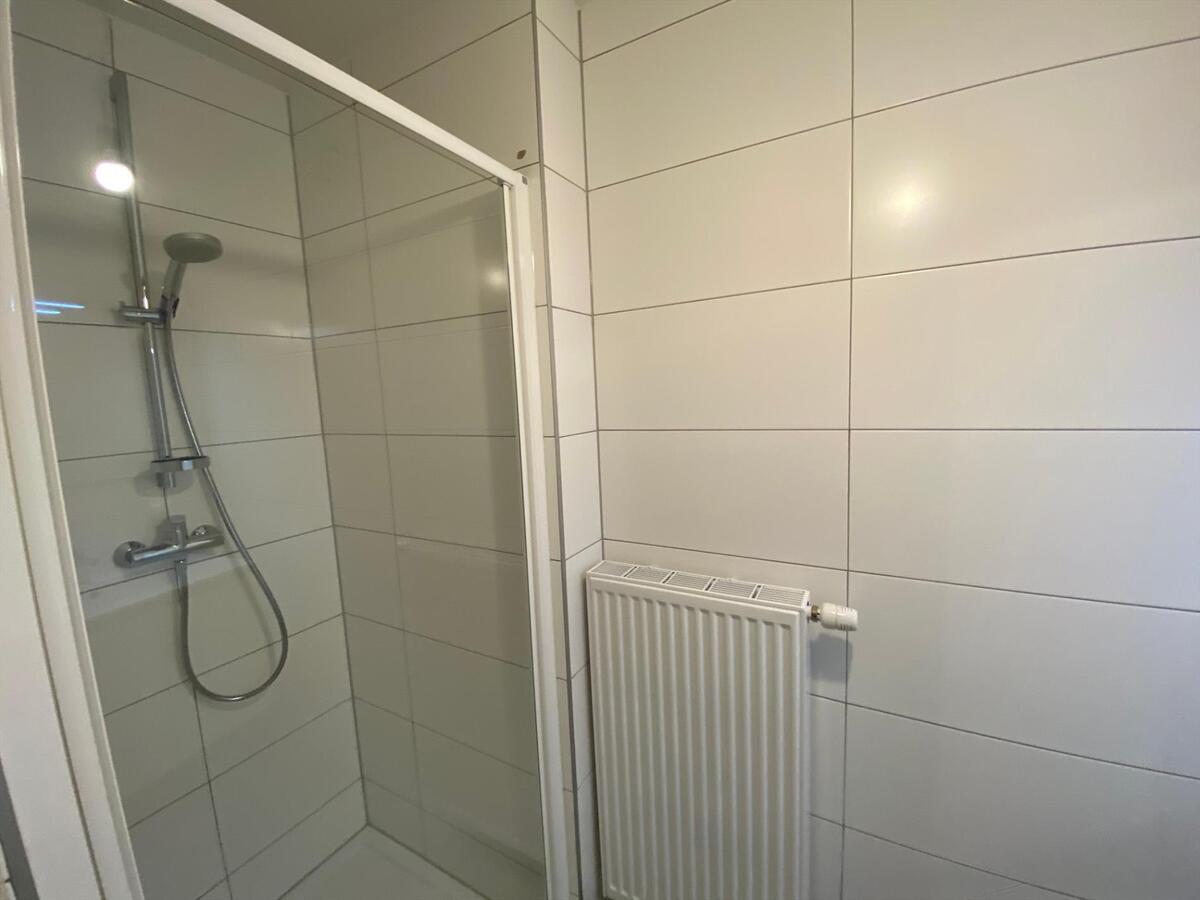 Volledig afgewerkt gelijkvloersappartement met autostaanplaats 