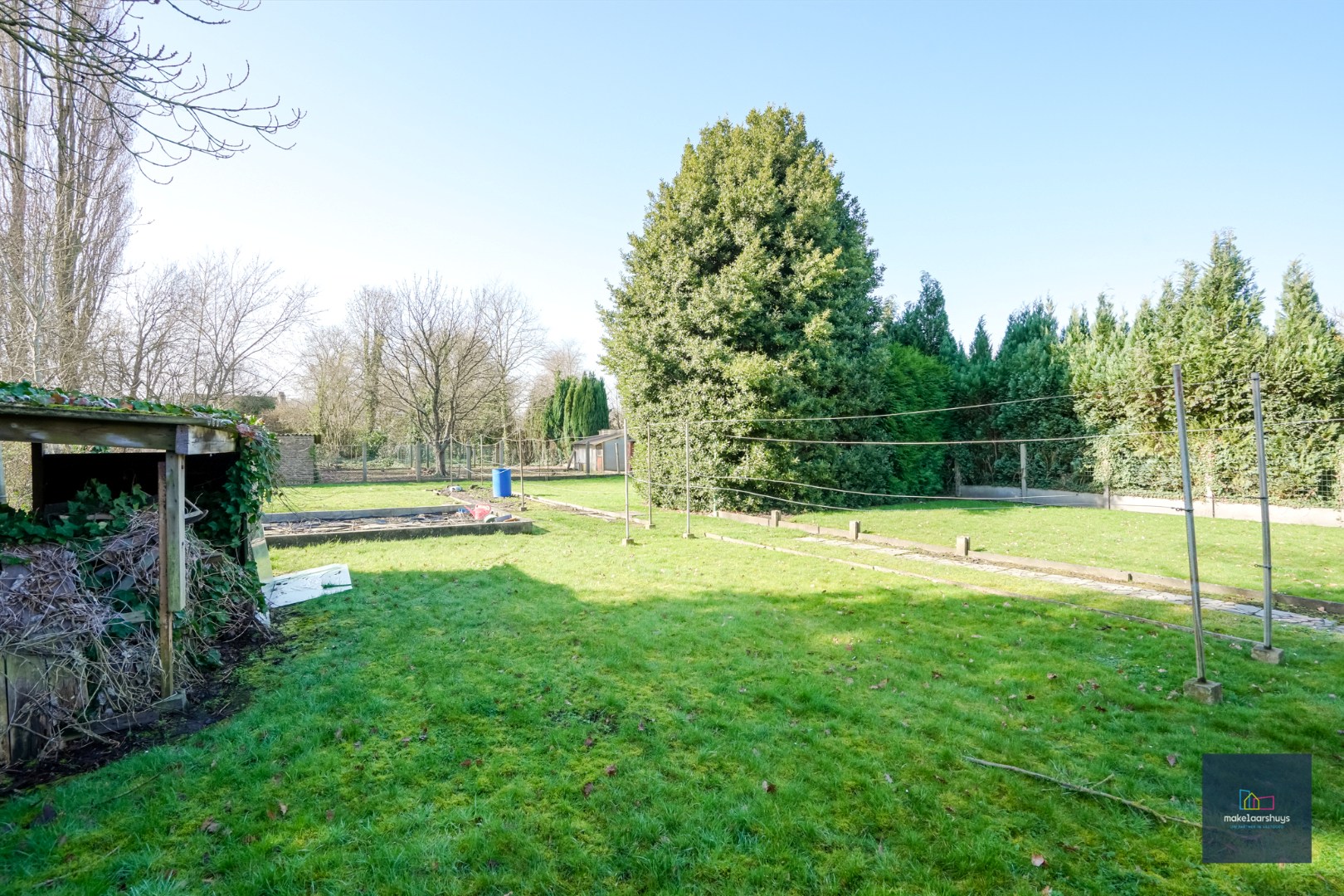 Ruime bungalow met garage op 1980m² grond 