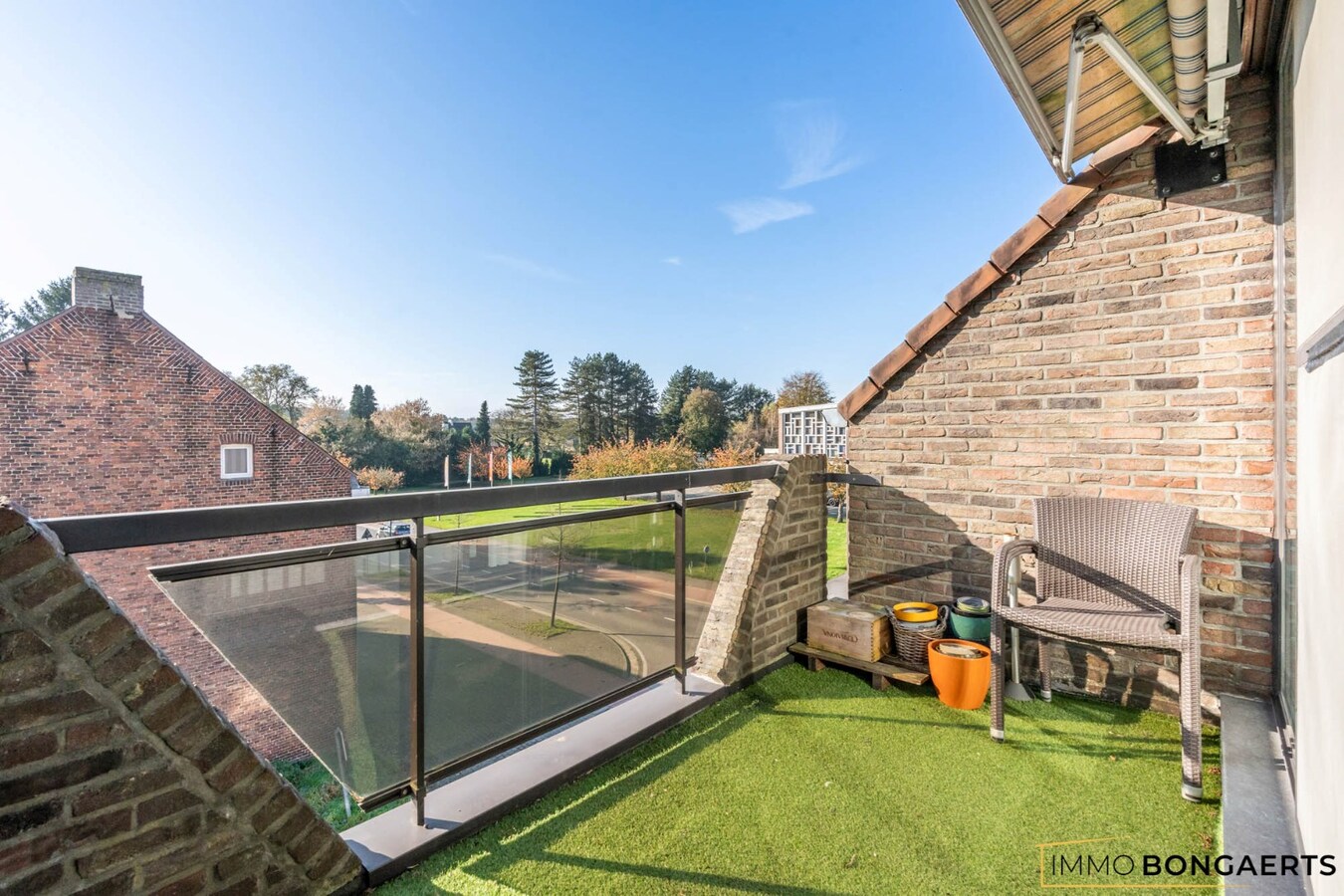 Ruim appartement met terras, garage en 2 slaapkamers. 