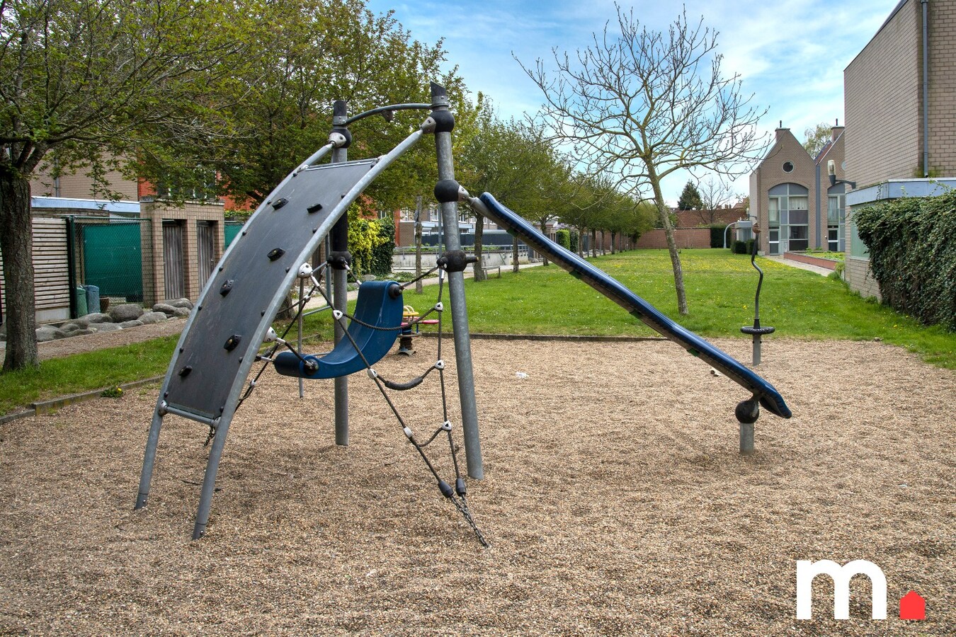 TOPPER op UNIEKE LIGGING in een van de mooiste lanen van Kortrijk EPC B ! MET UITWEG ! 