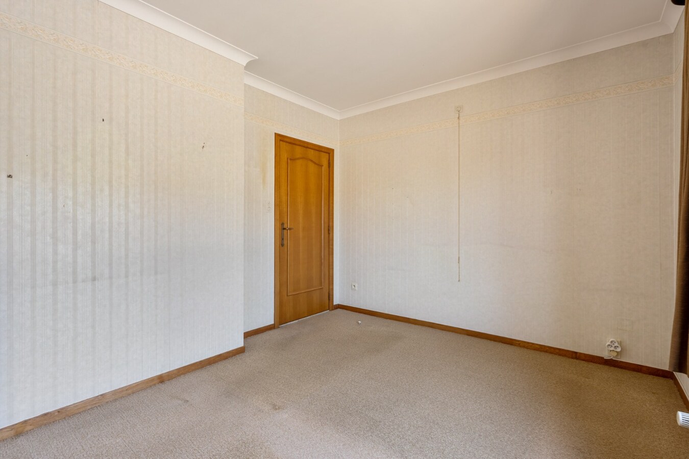 Gelijkvloerse gezinswoning op een ruim perceel van 9a51ca op een rustige locatie met uitzicht op achterliggende weilanden! 