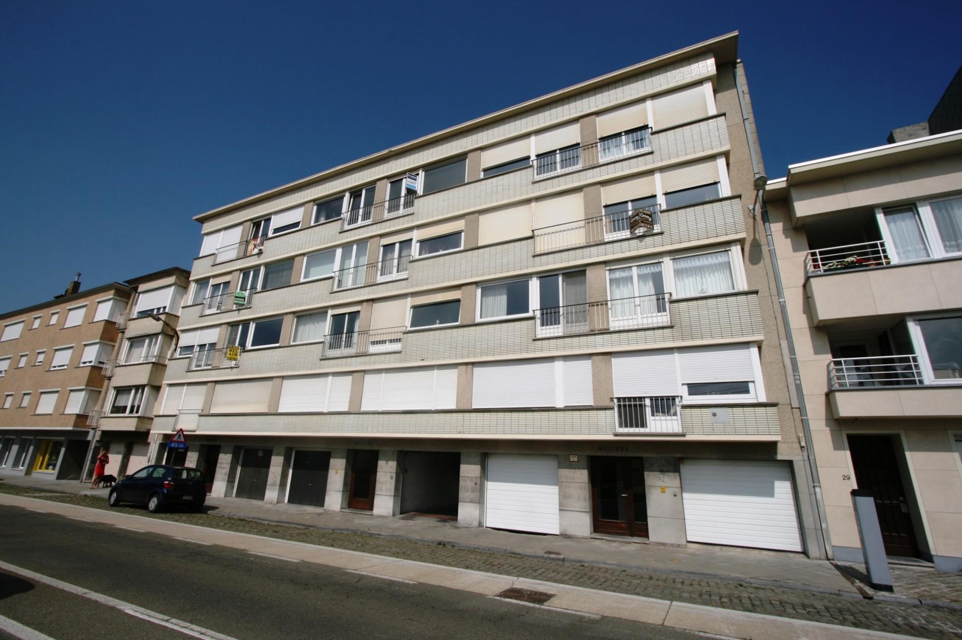 Garage 24 fermé près de la digue 