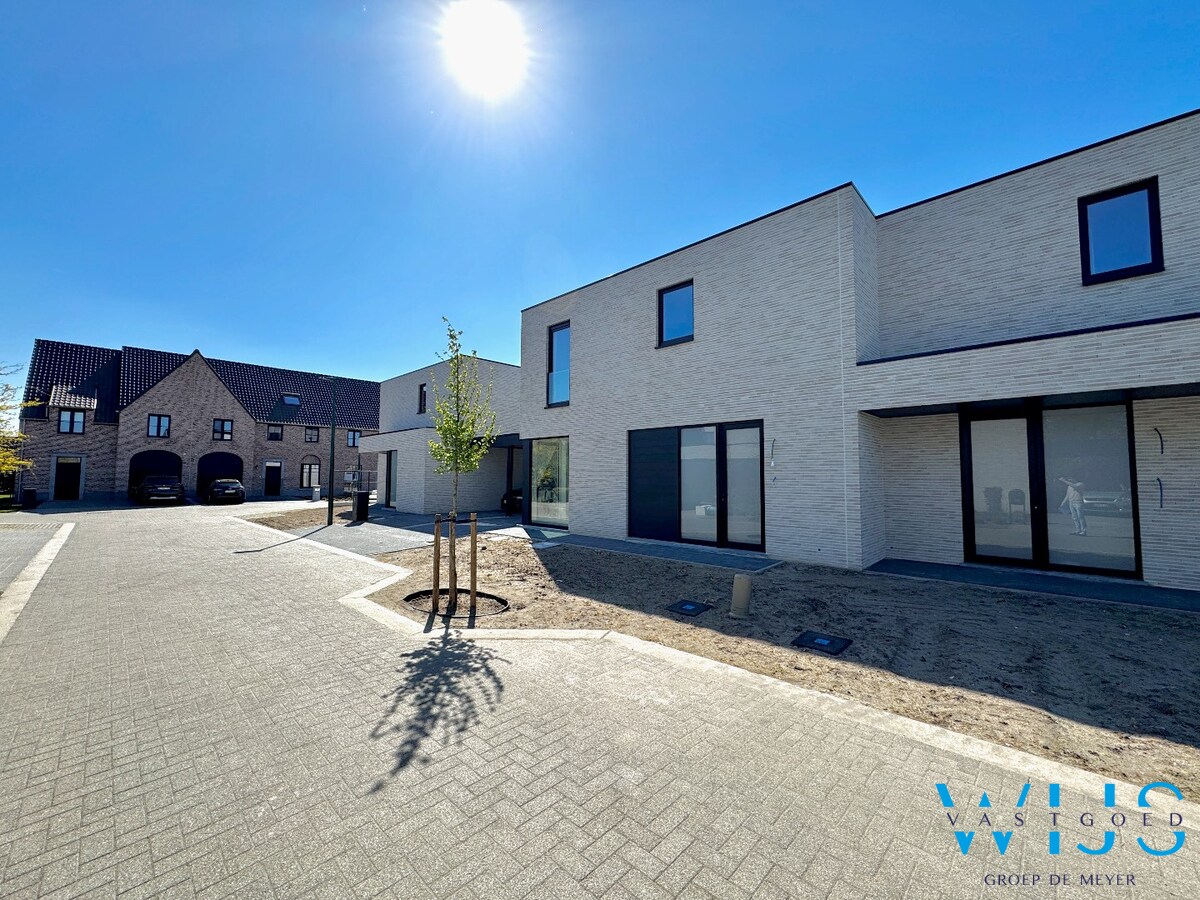 Moderne nieuwbouwwoning met 3 slaapkamers in rustige woonwijk te Oosteeklo 