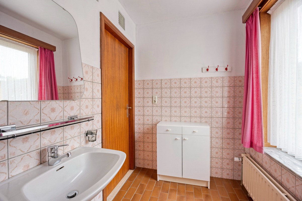 Halfopen bebouwing met 3 ruime slaapkamers. 