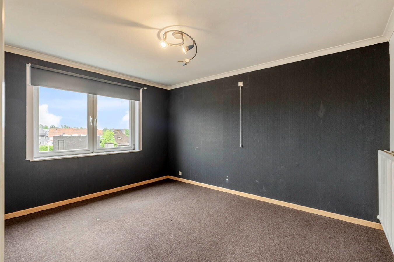 Comfortabel, zeer ruim appartement met 4 slaapkamers, terras en garage in het centrum van Neeroeteren! 
