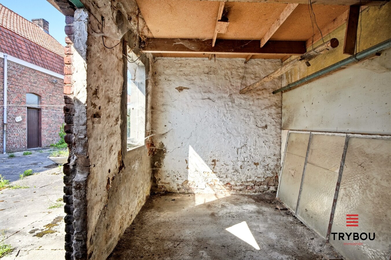 Te renoveren ruime halfopen bebouwing op een perceel van 1491m² met 7 slaapkamers! 