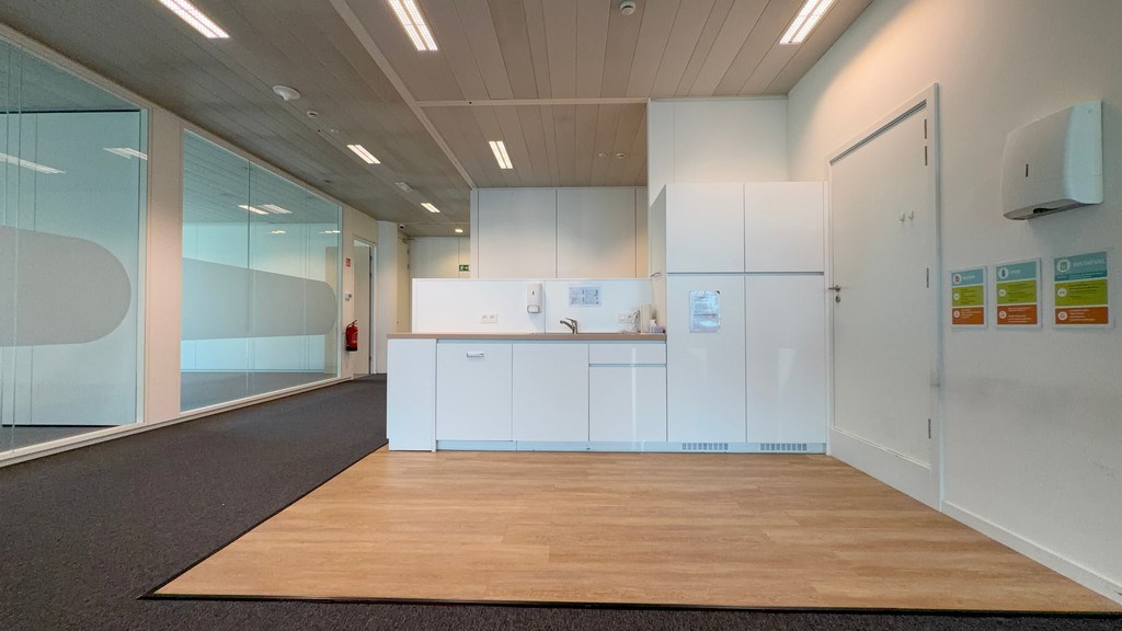 Instapklaar kantoorgelijkvloers te huur in Blue Towers in Gent