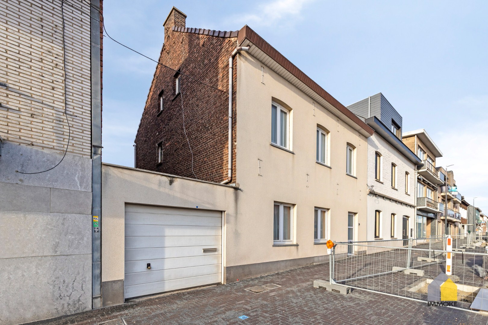 Te renoveren woning met 4 slpks, polyvalente ruimte en knusse tuin. 