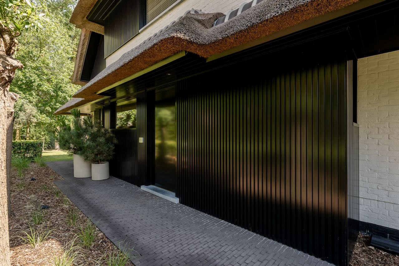 Magnifique villa récente de style contemporain allie une finition intemporelle à un emplacement unique et une vue imprenable sur le Zwin. 