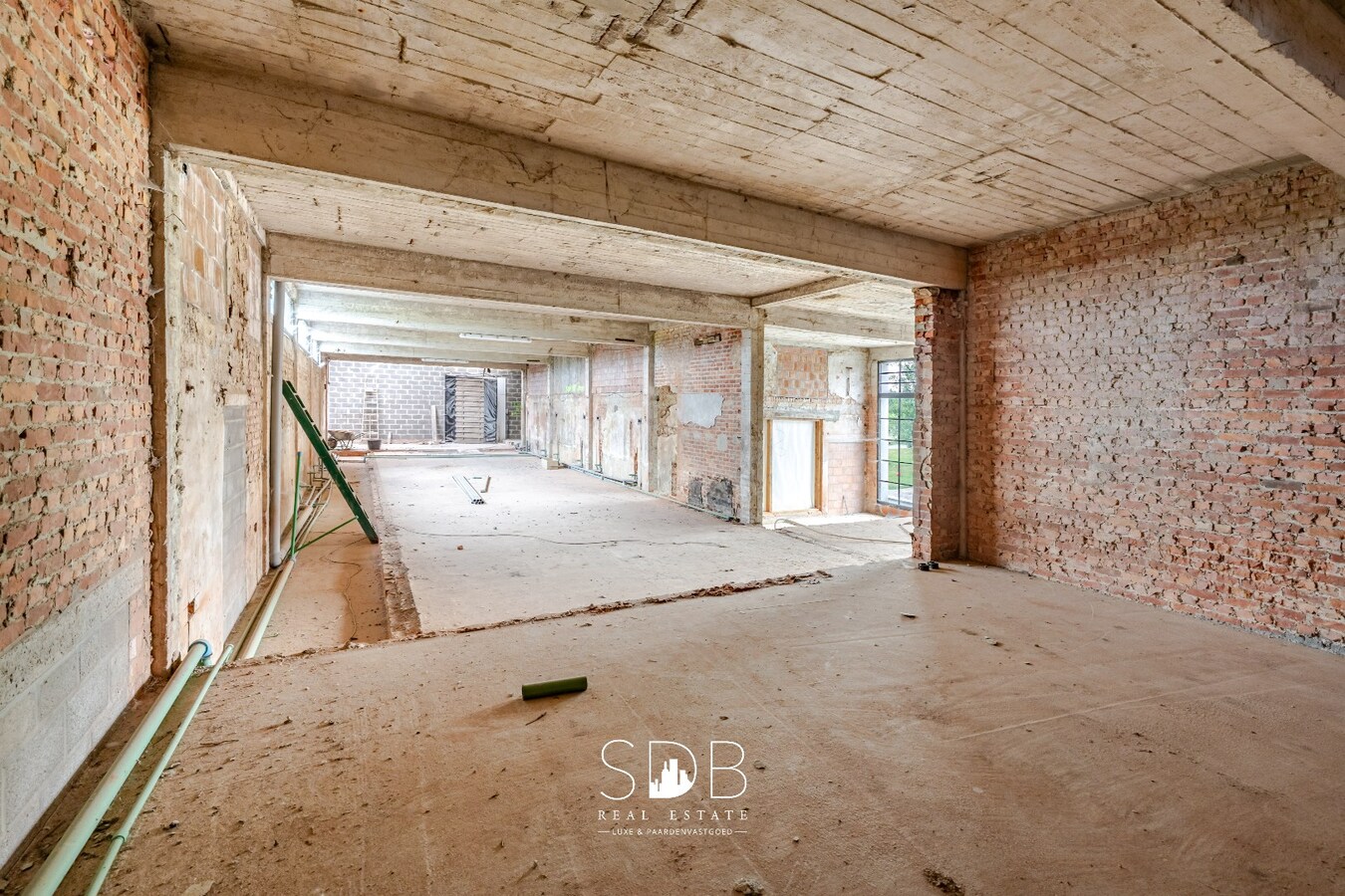 Landelijke villa met ruime bedrijfsgebouwen en opslagmogelijkheden op 23.740m² 