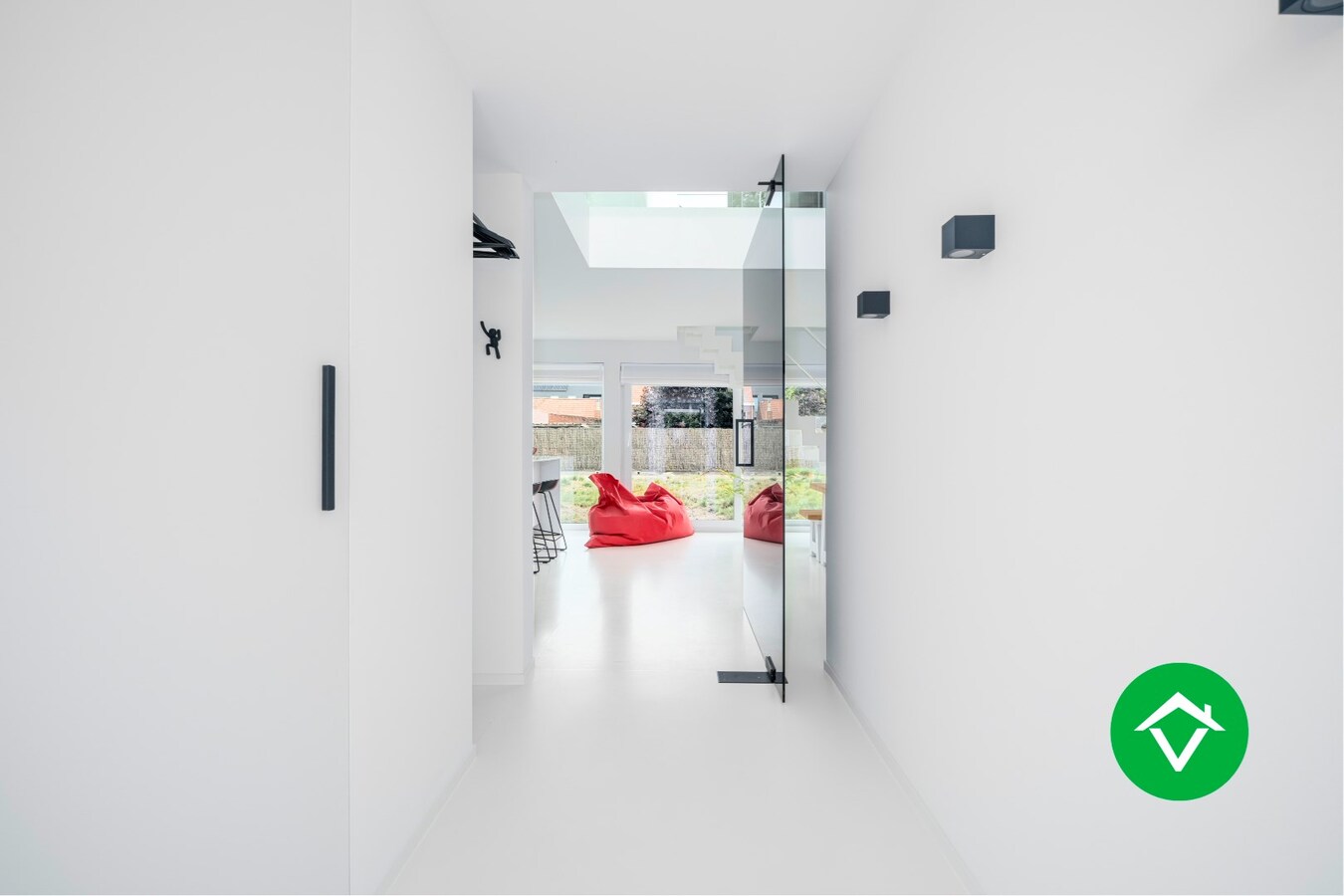 Zeer stijlvolle en instapklare villa te koop in het centrum van Koekelare. 