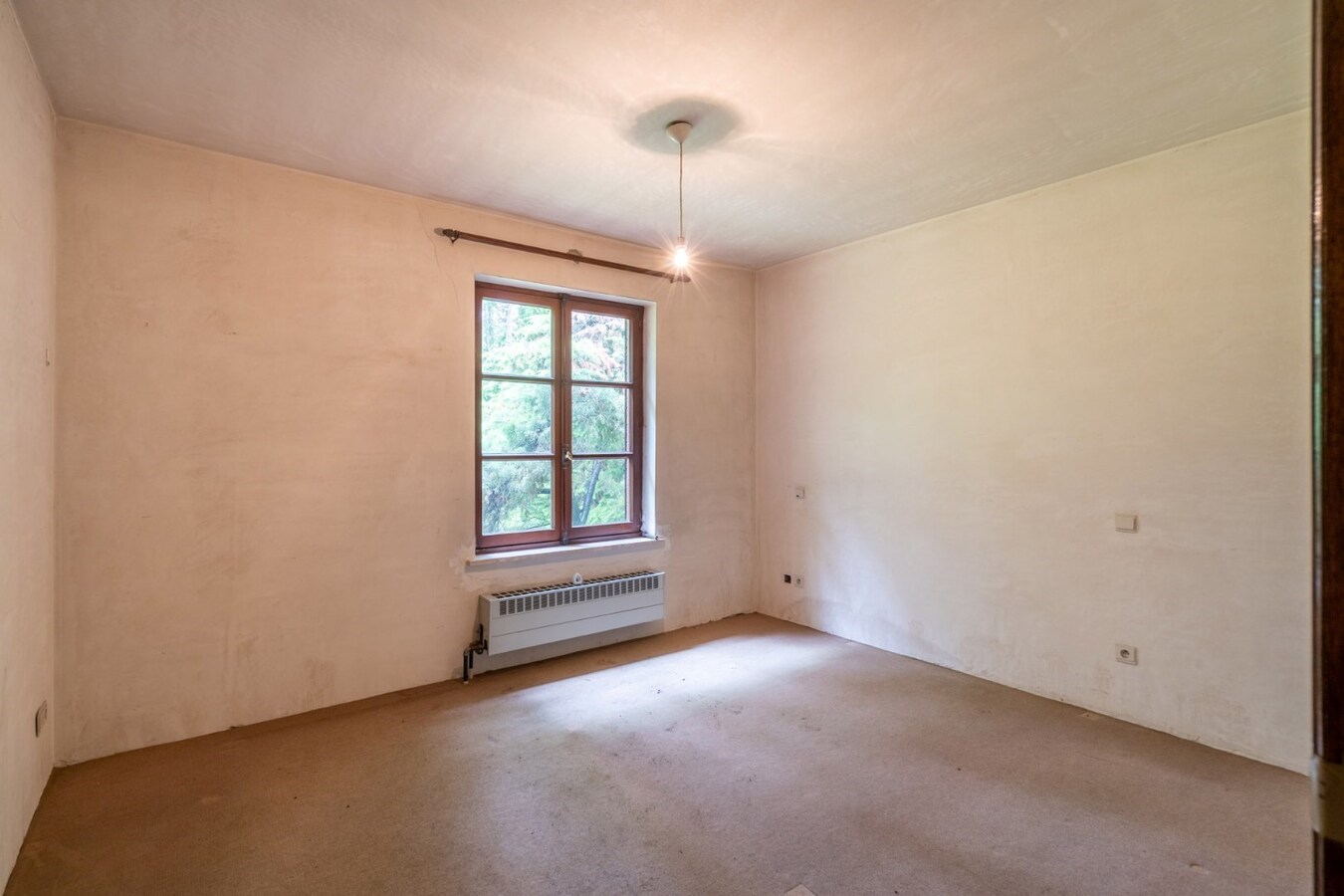 Woning op zeer rustig gelegen en ruim perceel. 