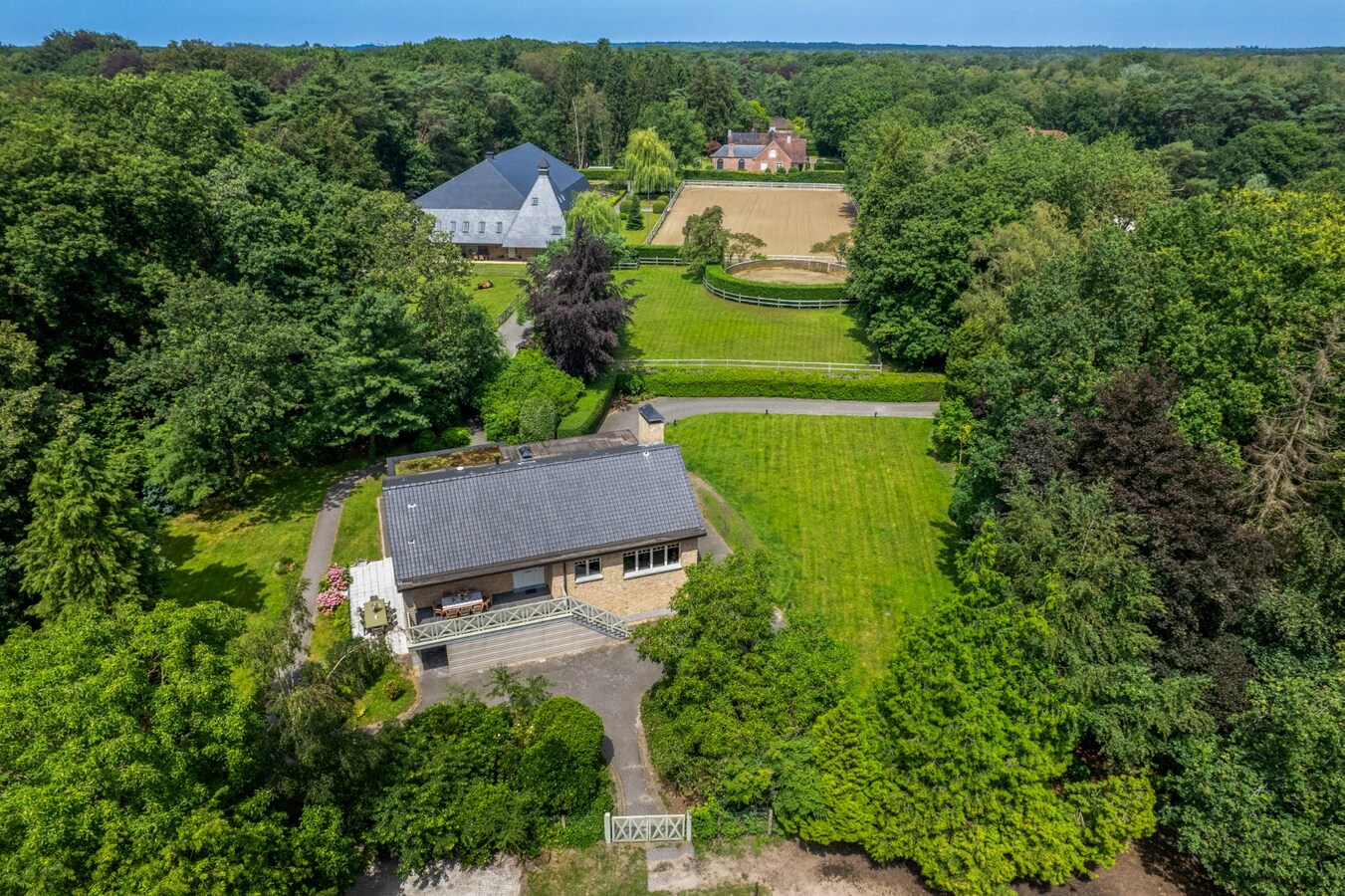 Exclusief eigendom met twee volwaardige, zelfstandige villa-woningen, een conciërgeverblijf en luxueuze paardenfaciliteiten op ruim 2 ha te Brasschaat 