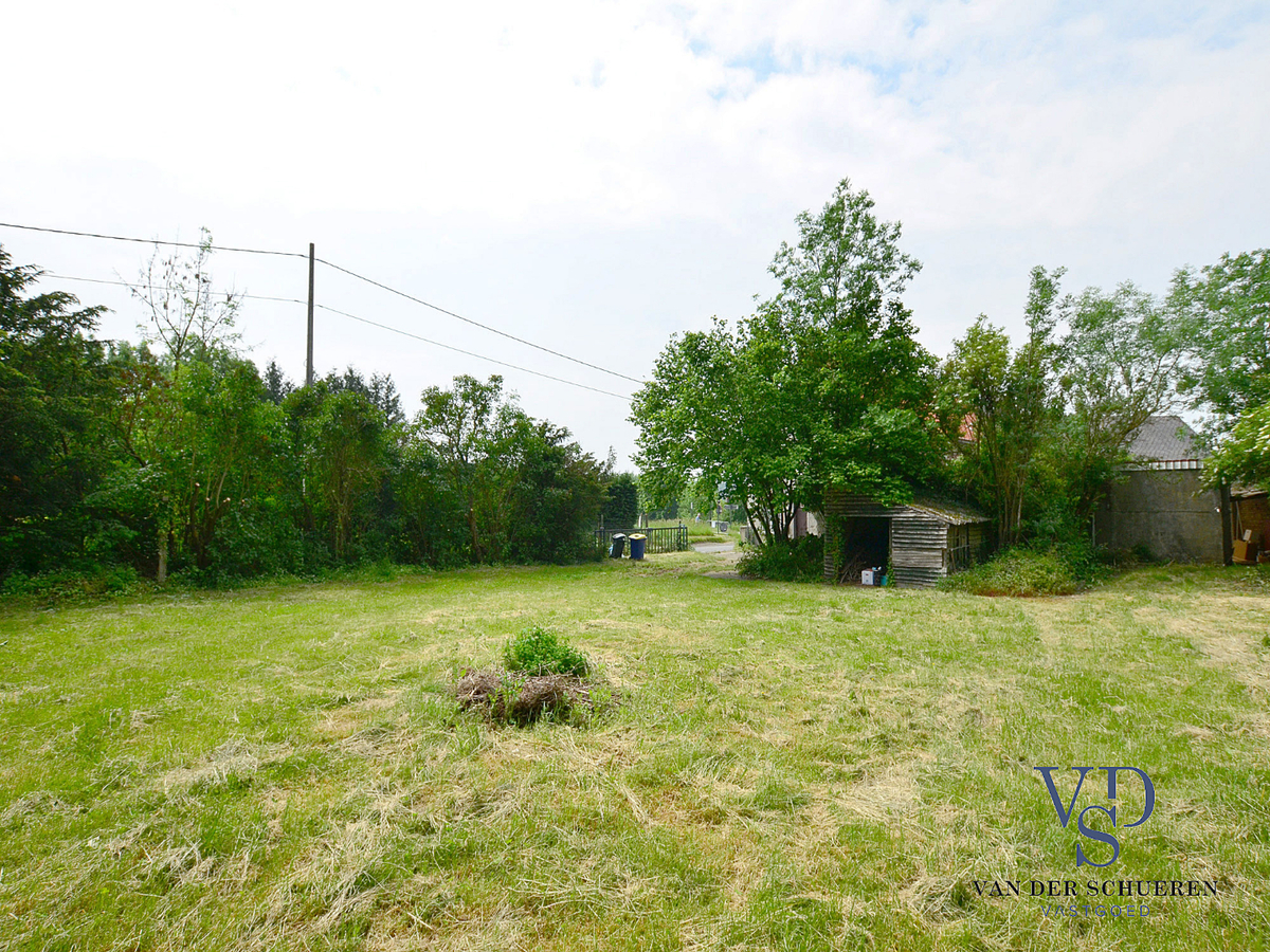 Bouwgrond met een breedte van ca. 45 m langsheen de N425. 