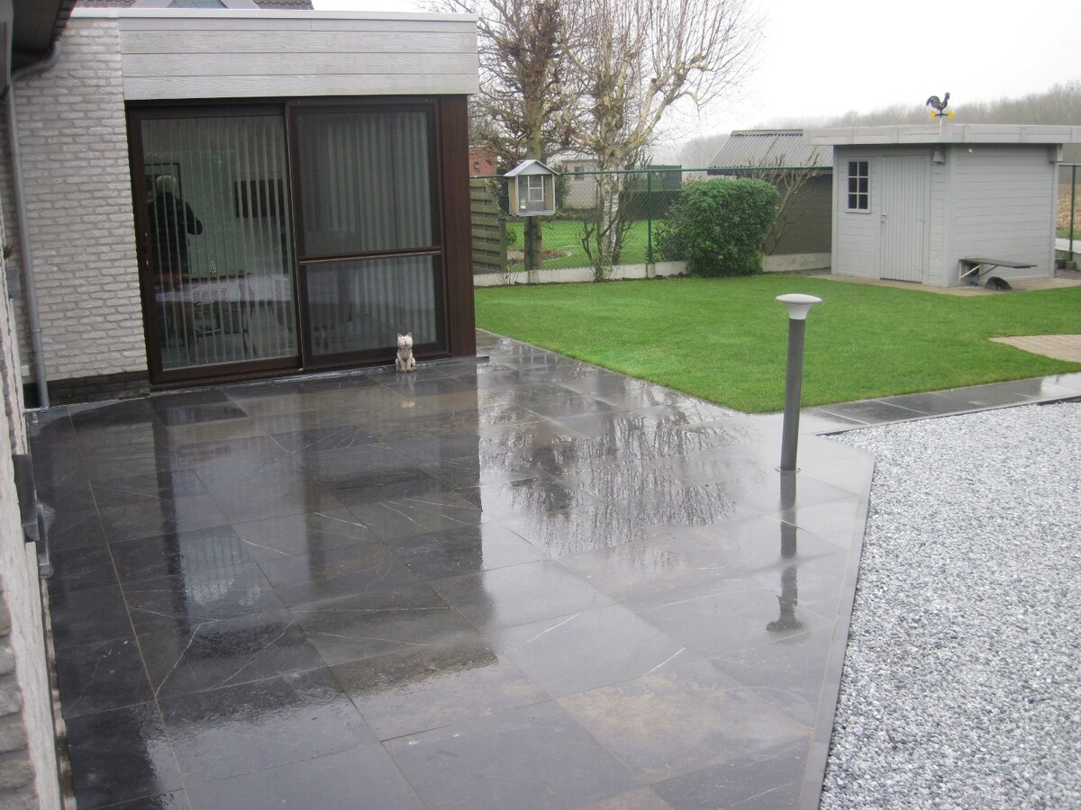 Goed gelegen, eigentijdse bungalow. 