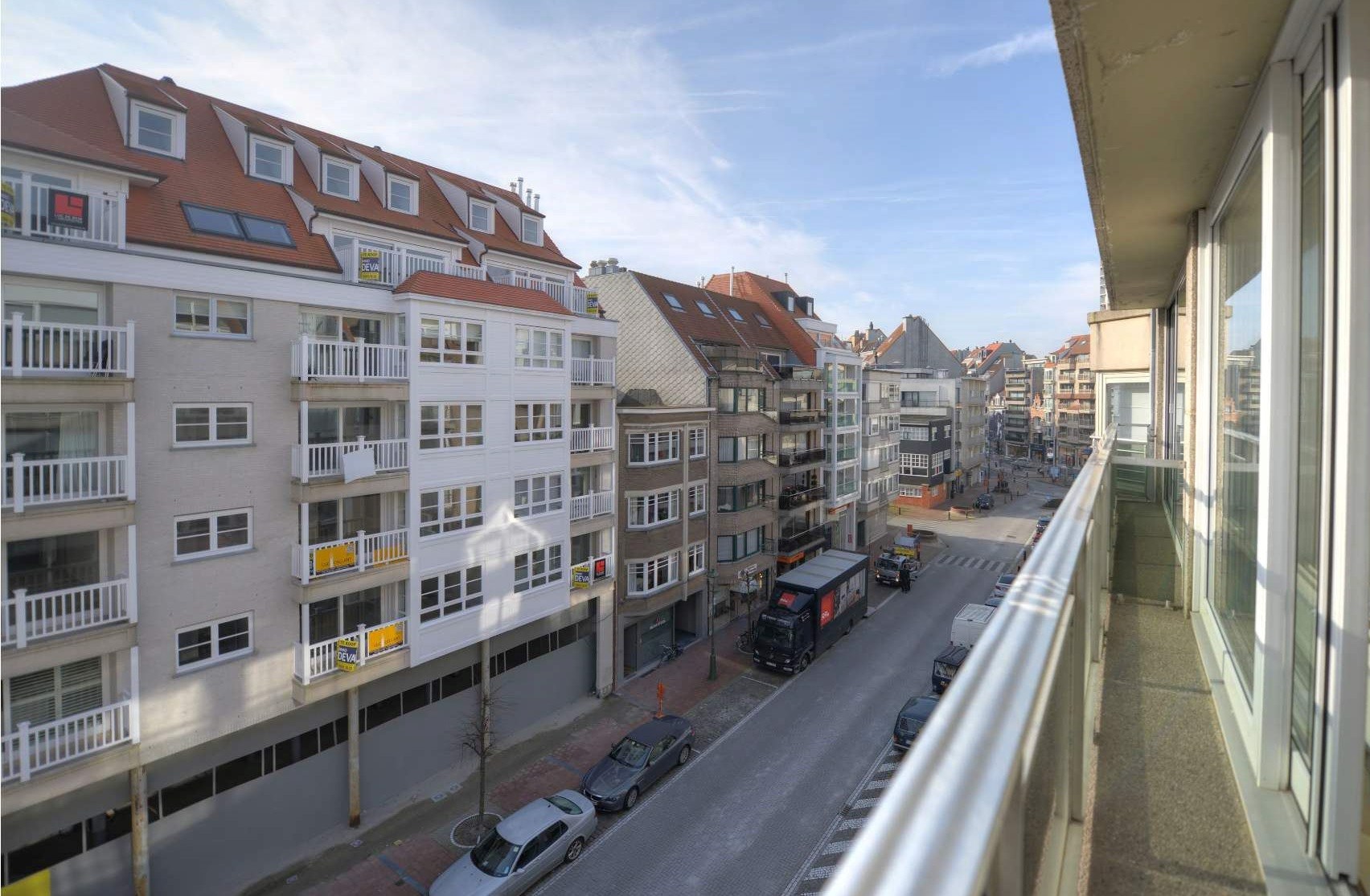 Zonnig en recent gerenoveerd appartement met 2 slaapkamers, gelegen op de Dumortierlaan, 