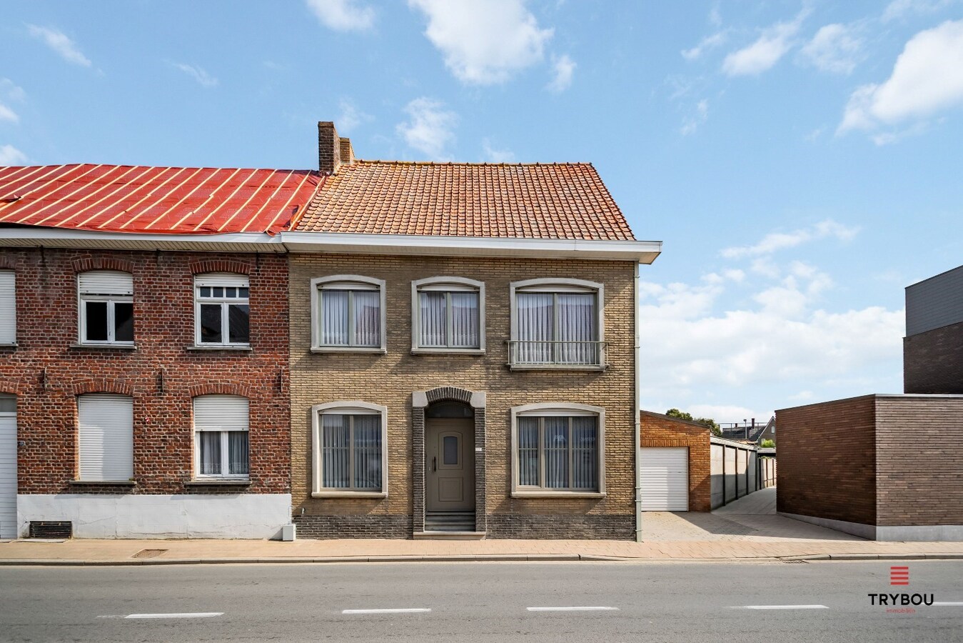 Centraal gelegen, halfopen woning met grote goed onderhouden tuin 