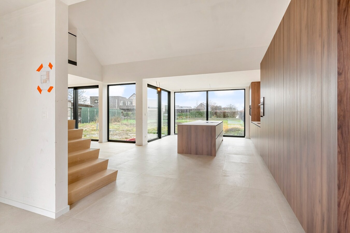 Exclusieve, volledig afgewerkte halfvrijstaande woning na transformatie van bestaande hoeve naar 2 BEN-woningen! 