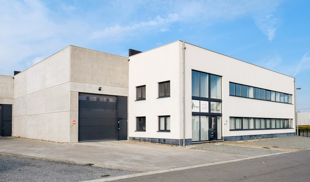 Recent bedrijfsgebouw vlakbij R4 in Evergem