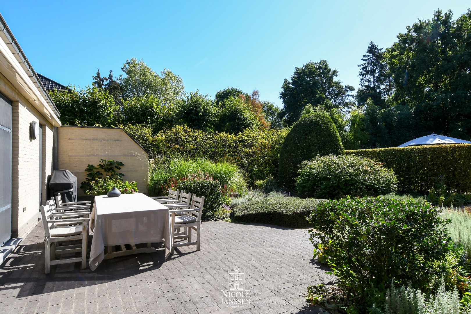 Beklinkerd terras aan de achterzijde 