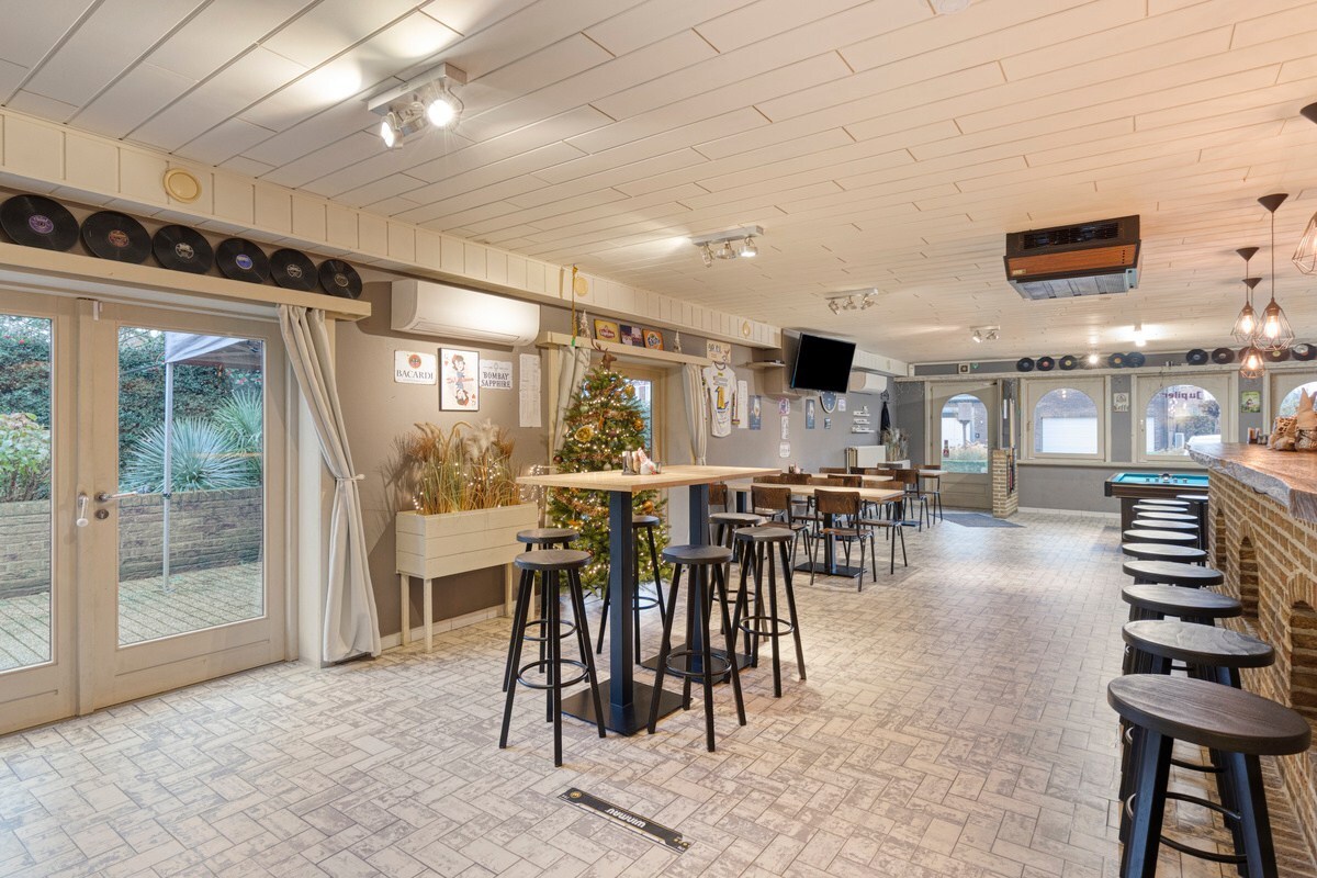 Woning met handelspand te koop in Oostrozebeke op een perceel van 768 m2. 