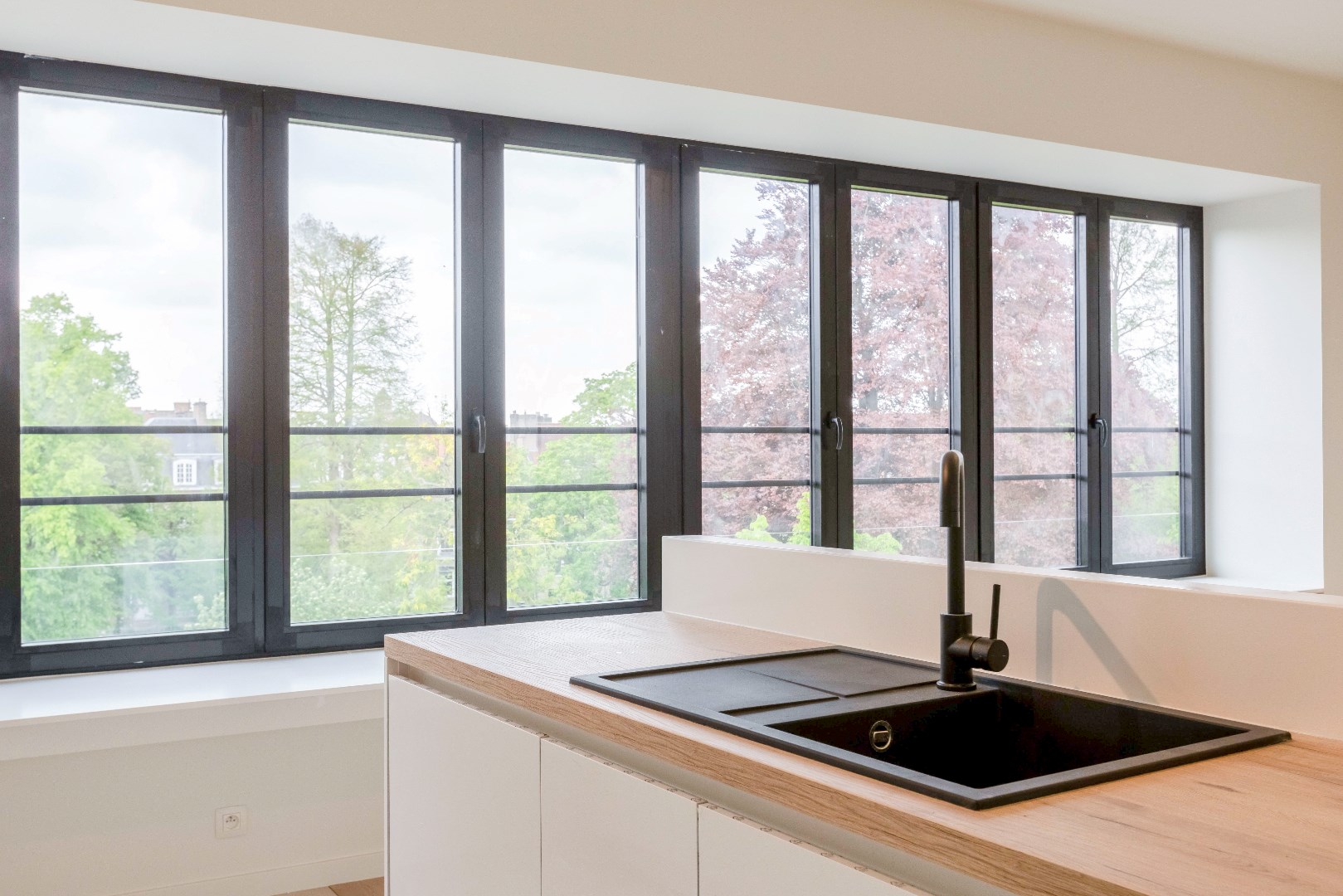 Gerenoveerd 1slp. app met bureau en groot terras. 