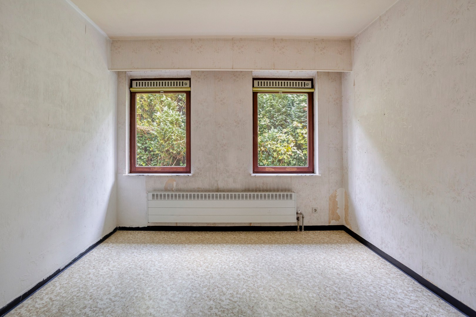 Te renoveren gezinswoning met 4 slpk. op een royaal perceel van 36a 75ca te Balen-Hulsen 