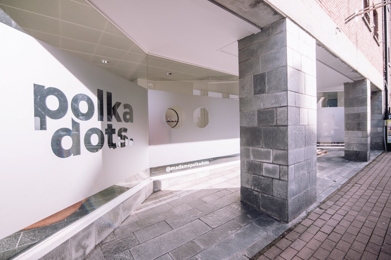 Ruim commercieel pand met parking. Uitstekende ligging nabij station en ziekenhuis. 