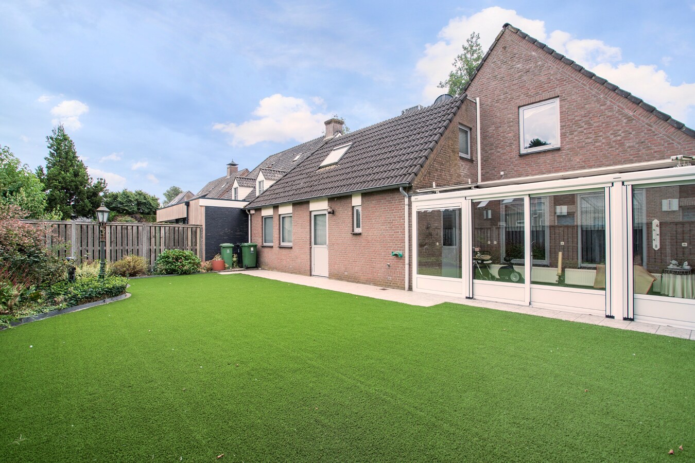 Vrijstaande degelijk gebouwde woning met inpandige dubbele garage. 