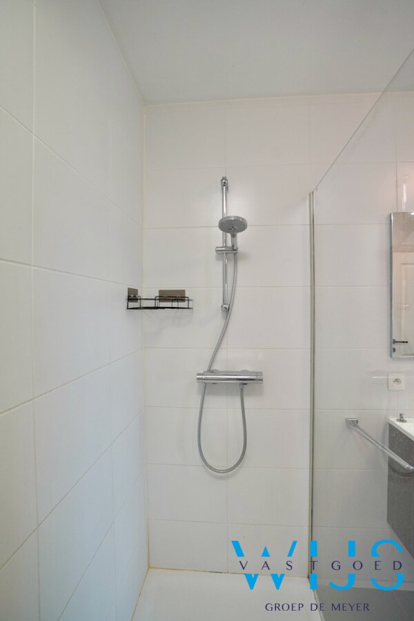 Prachtig appartement MET GARAGE in het rustige landelijke OOSTEEKLO ! 