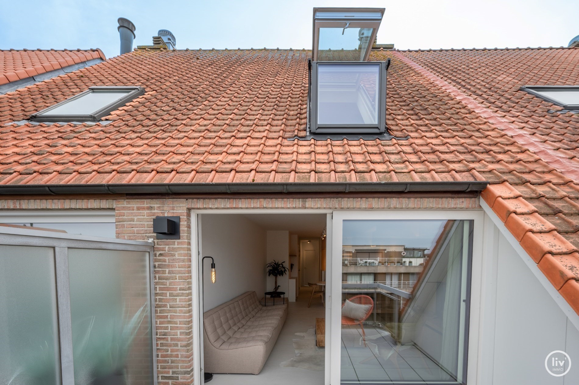 Superbe appartement en duplex magnifiquement rénové avec une spacieuse terrasse orientée vers l'ouest, situé sur la Lippenslaan à Knokke. 