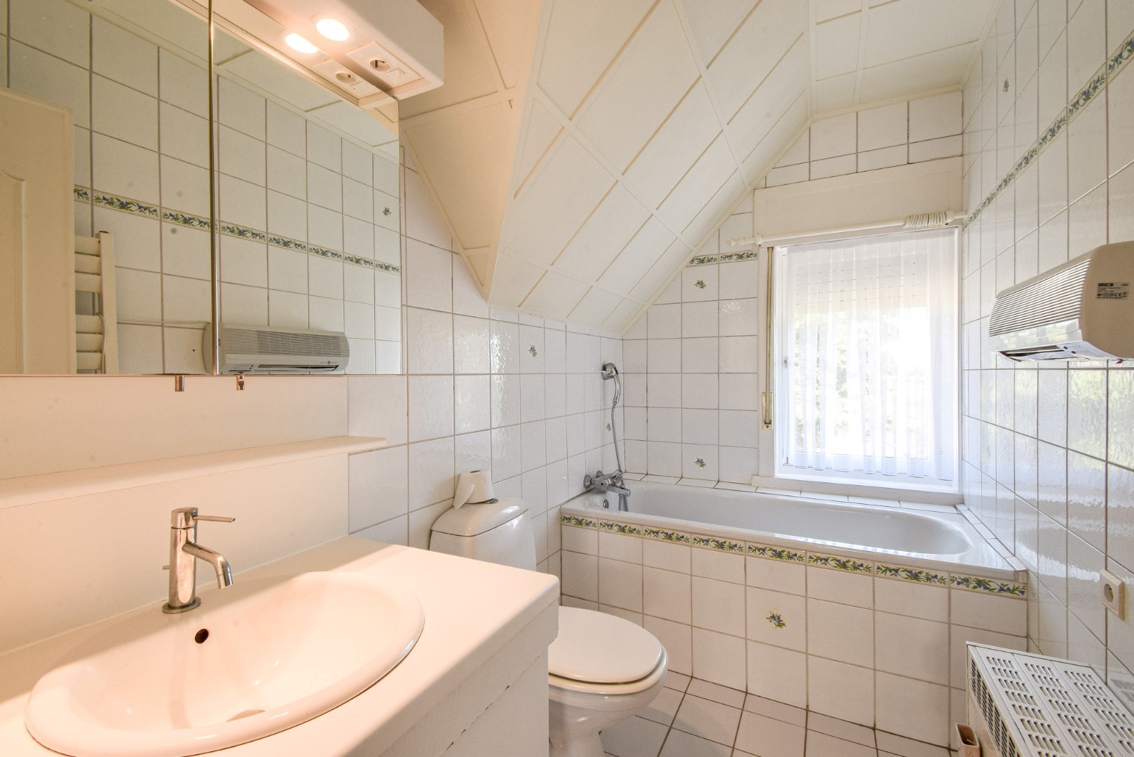 Landelijk gelegen woning ( 258 m²) met inpandige garage en zonnige achtertuin te Snaaskerke 