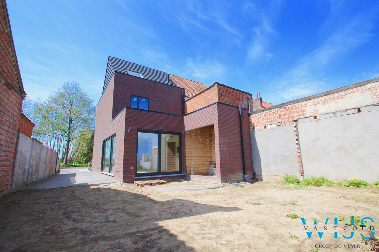 Compleet van A tot Z vernieuwd woonhuis te KLUIZEN /WIPPELGEM 