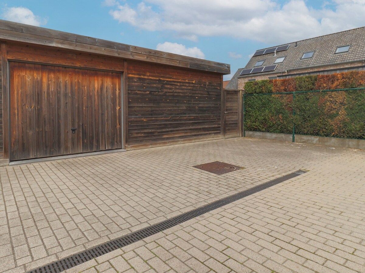 Instapklare recente woning met garage te koop in Heule ! 