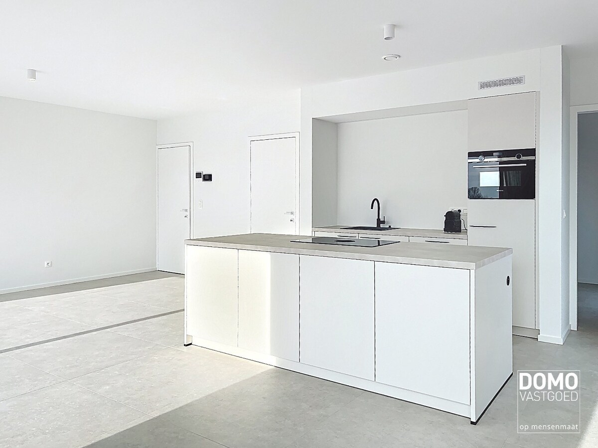 PENTHOUSE MET 2 SLAAPKAMERS, RUIM TERRAS EN AUTOSTANDPLAATS TE KERMT 