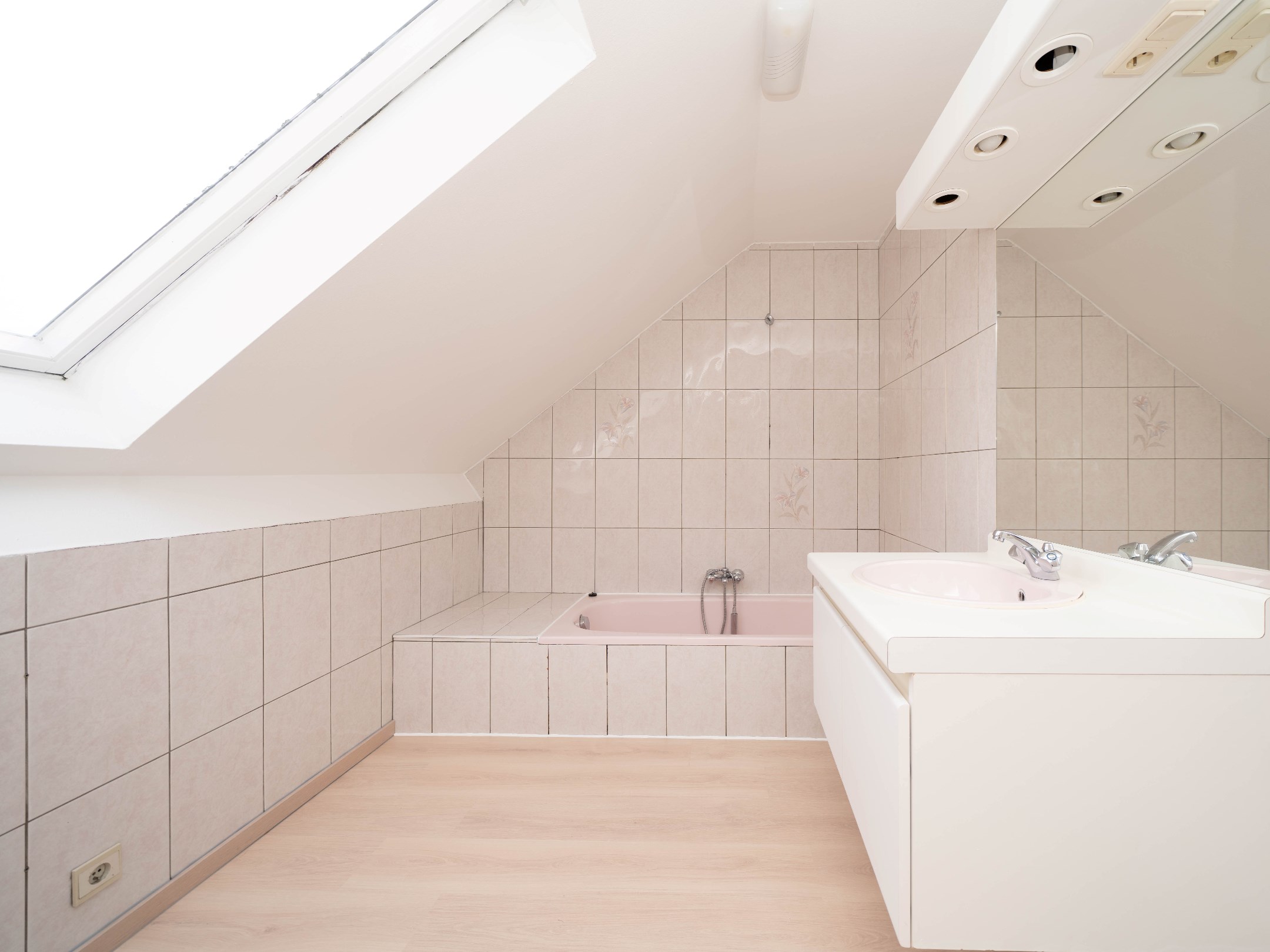 Ruim (102m²) 2-kamer appartement in kleinschalig gebouw 