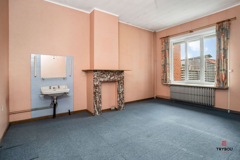 Uniek Handelspand met woonst op de Grote markt van Diksmuide. 