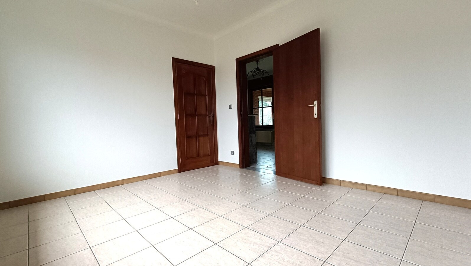 Ruime villa met garage en tuin 