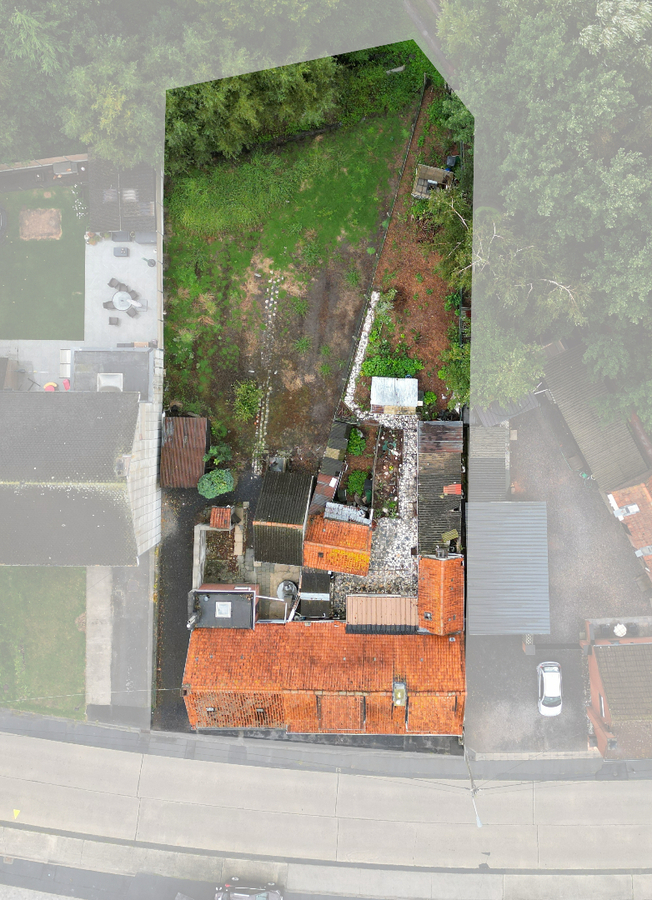 2 ruime grondig te renoveren/af te breken woningen met een gezamelijke grondoppervlakte van 912 m² 