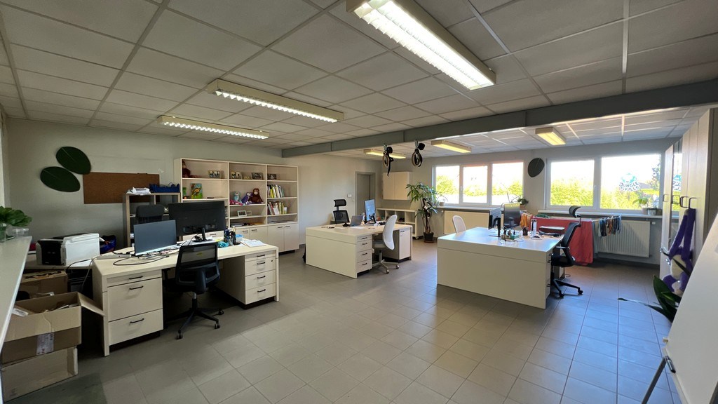 Magazijn met laadkades en kantoor te huur nabij R4 in Melle