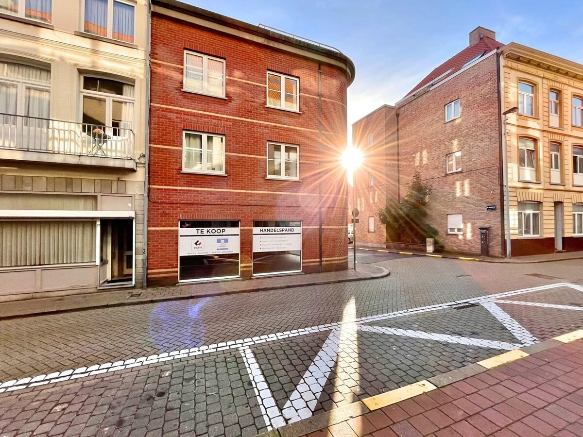 Handelspand (hoekligging) in het centrum van Heist 