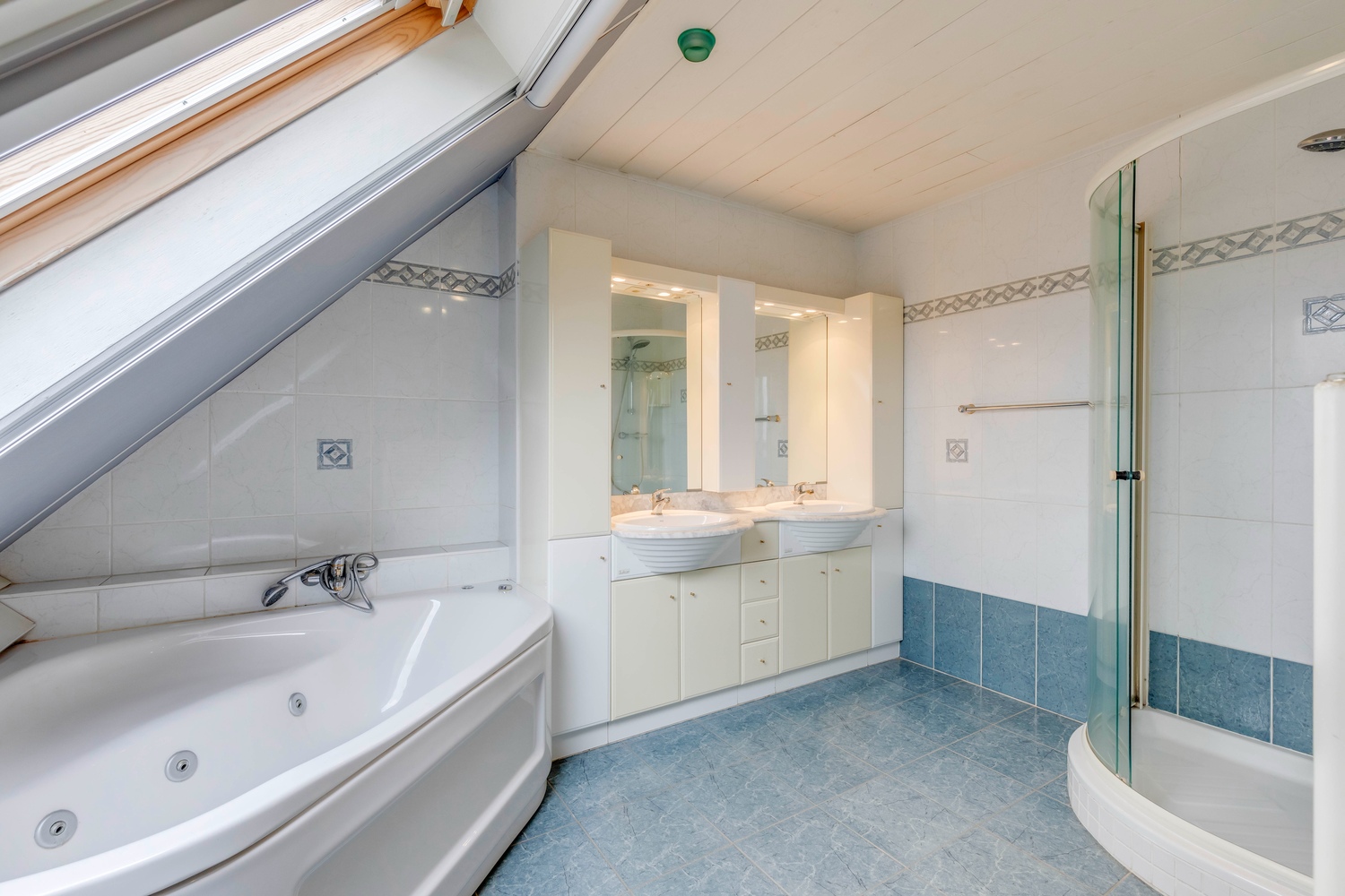 Duplex appartement, 3 slaapkamers en garage hartje Herzele 