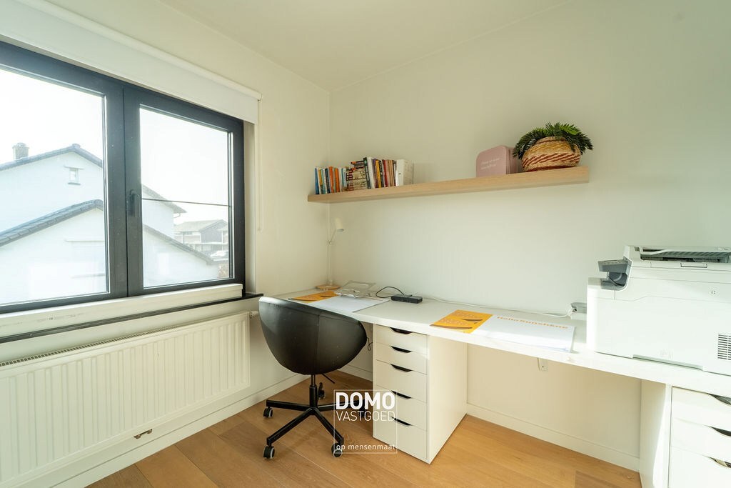 VOLLEDIG GERENOVEERDE OPEN BEBOUWING MET 4 SLAAPKAMERS EN GARAGE 