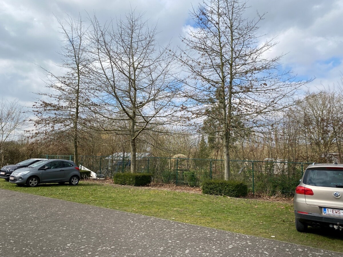 Eigentijds appartement met  autostaanplaats en kelder. Geen vaste kosten. 