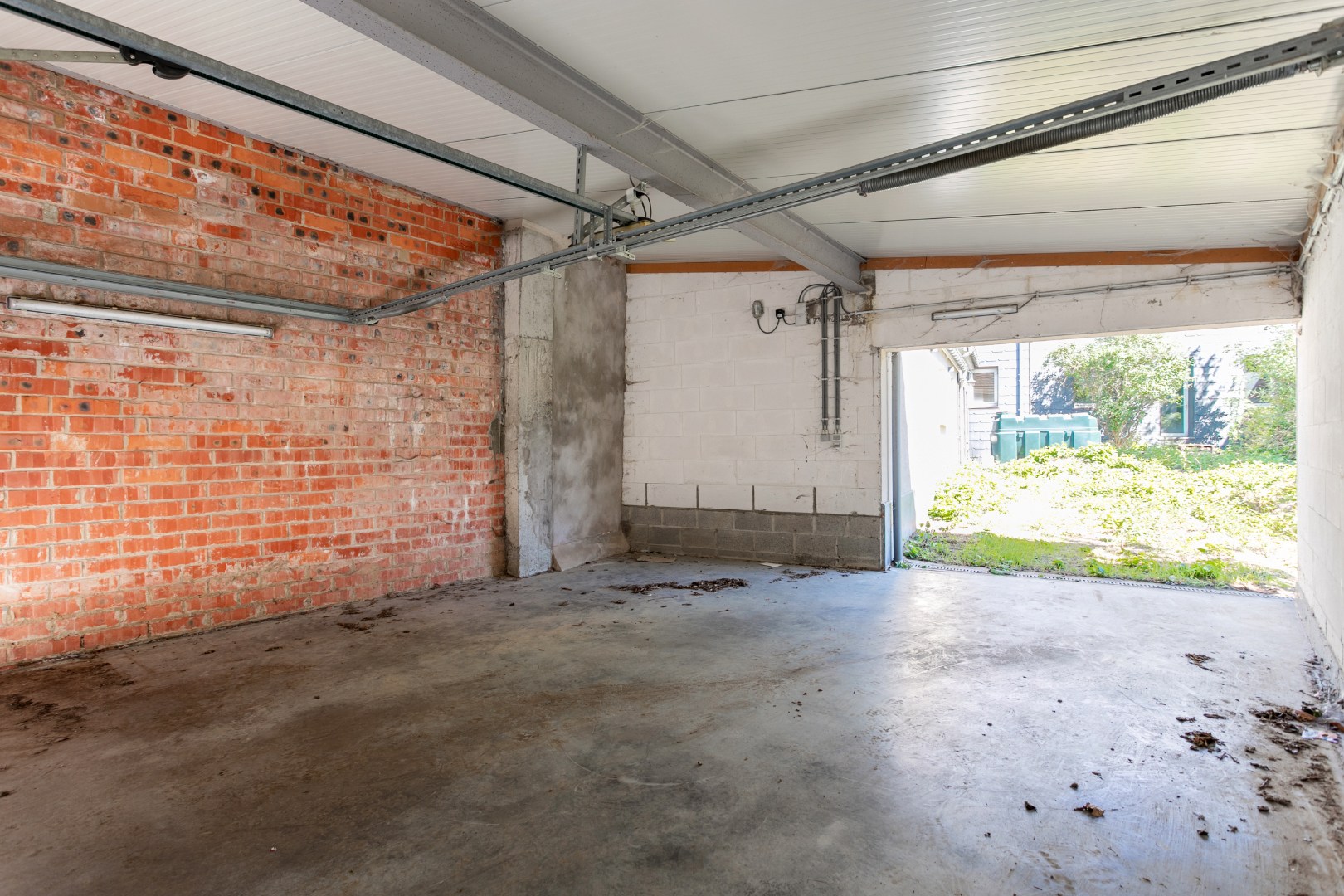 Te renoveren eigendom (317 m²) met veel potentieel, ruime tuin (6a 42ca) en dubbele achterliggende carport met toegang tot de achterliggende straat in Kester 