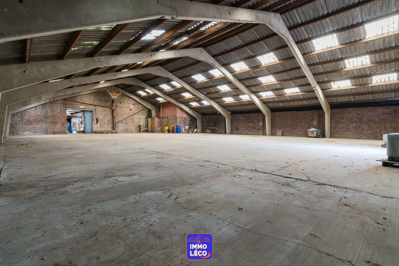 Entrepôt de stockage de +/- 500m² avec vaste parking privatif ! 