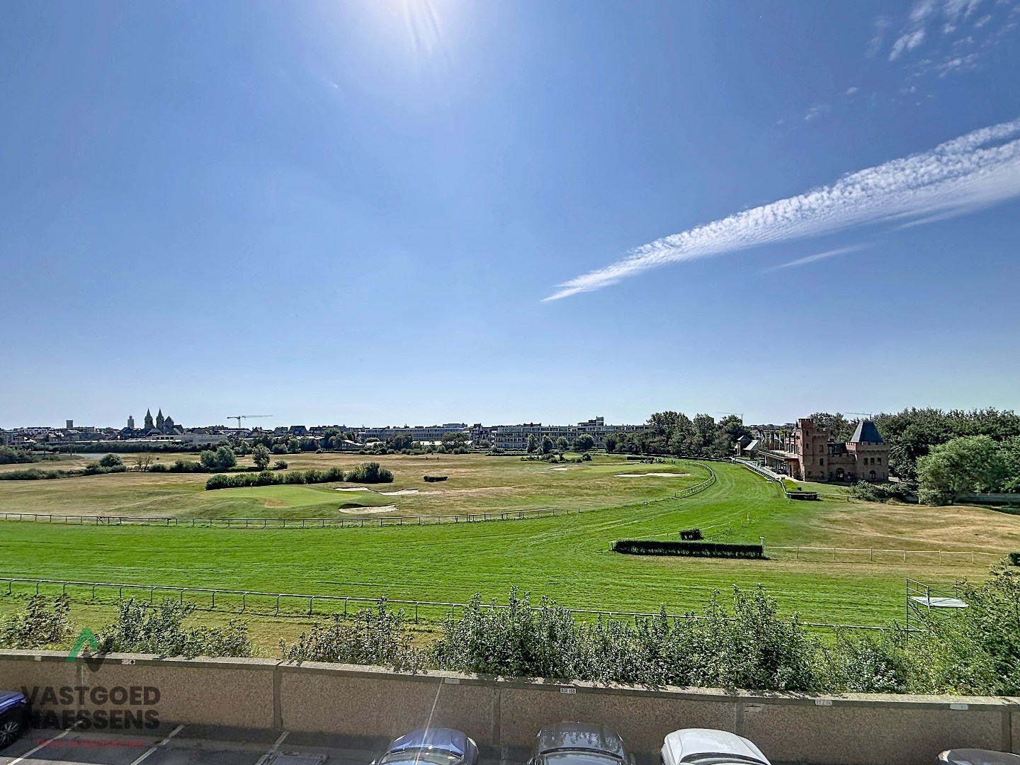 SCHITTEREND VERNIEUWD HOEKAPPARTEMENT – 2 SLPK – TERRASSEN – ZEEZICHT EN ZICHT OP GOLF 