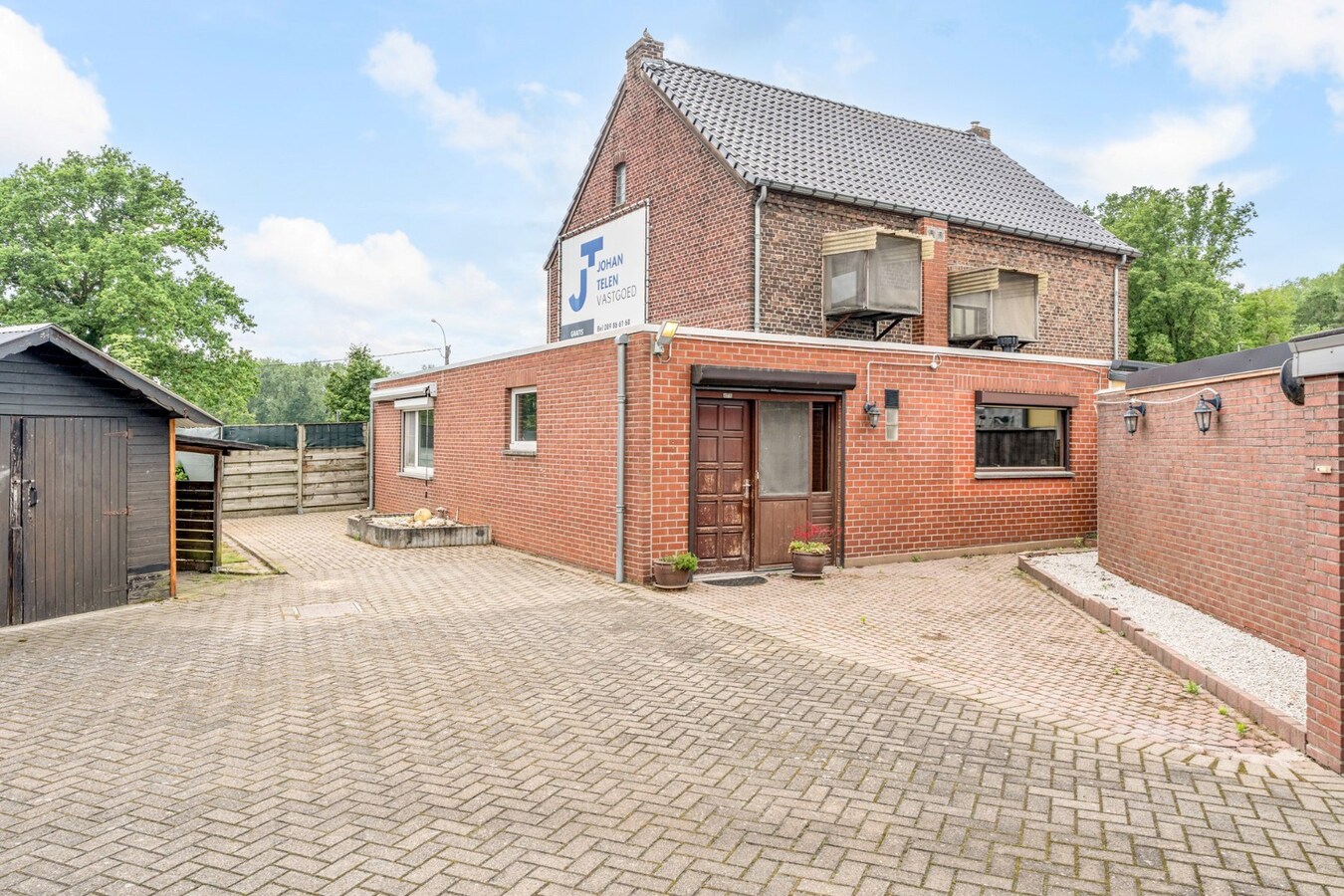Te renoveren halfvrijstaande gezinswoning op een perceel van 5a03ca te Neeroeteren! 