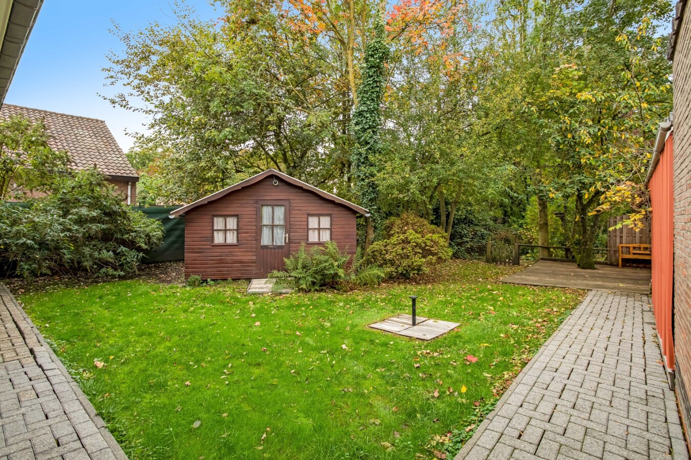 Vrijstaande woning met garage op ruim perceel in het centrum. 