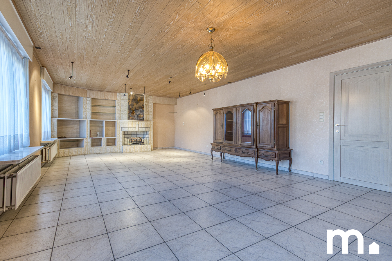 Veelzijdig handelshuis met ruime woonst van 433 m², privétuin en magazijn van 135m² te Oostrozebeke 